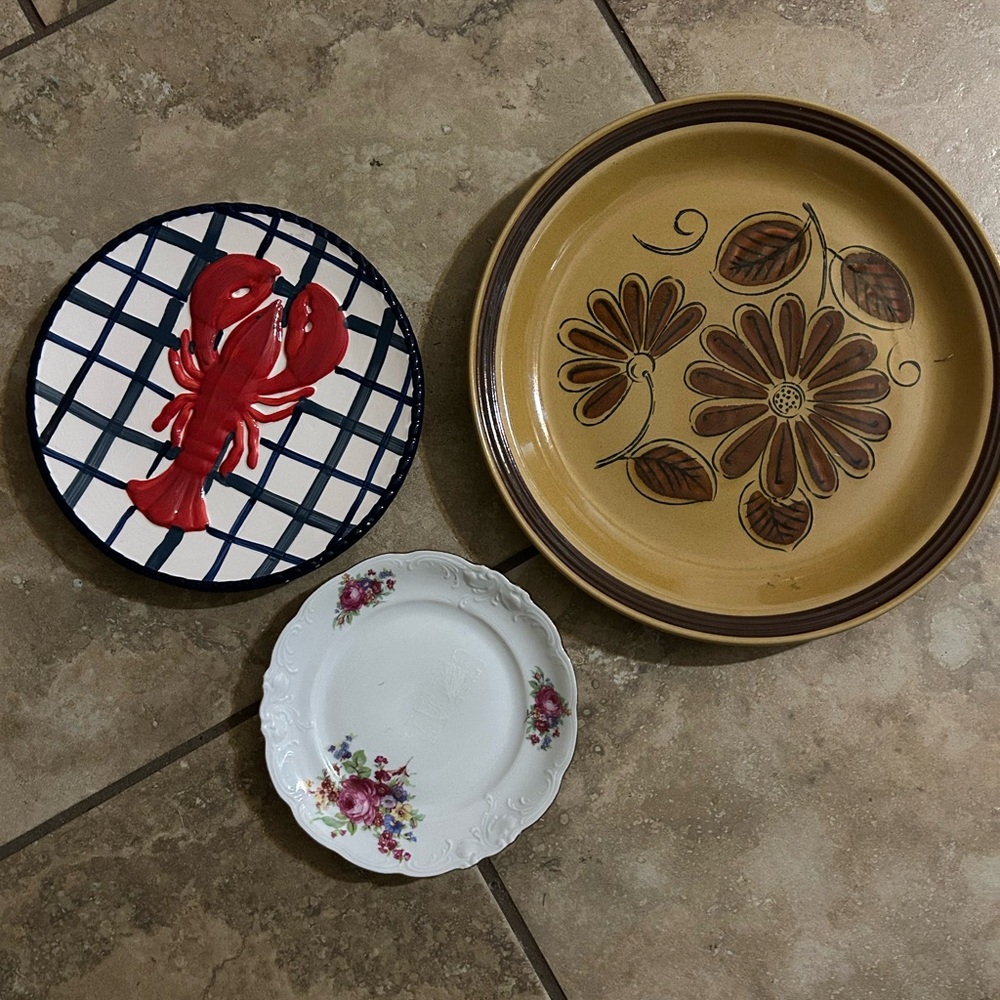 Set of 3 Decorative Plates with Floral and Lobster Designs